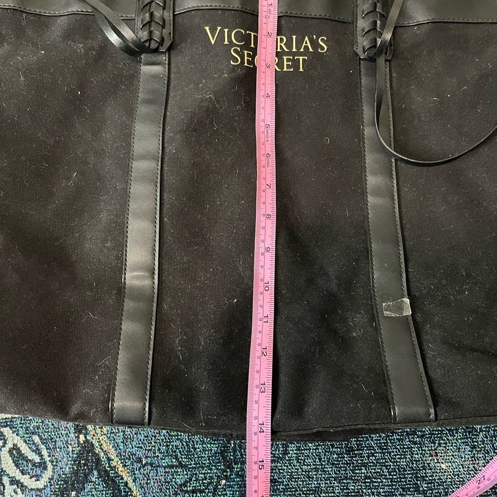 Victoria’s Secret Black & Gold Travel Tote Duffel Bag OSFA Travel Weekender Chic - Picture 9 of 9